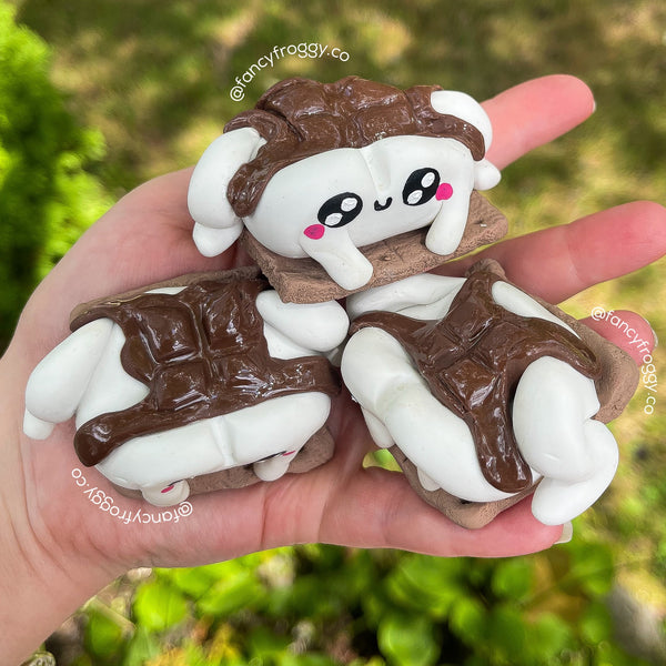 ⟡ LIMITED EDITION!⟡ S’mores Froggy Desk Friend